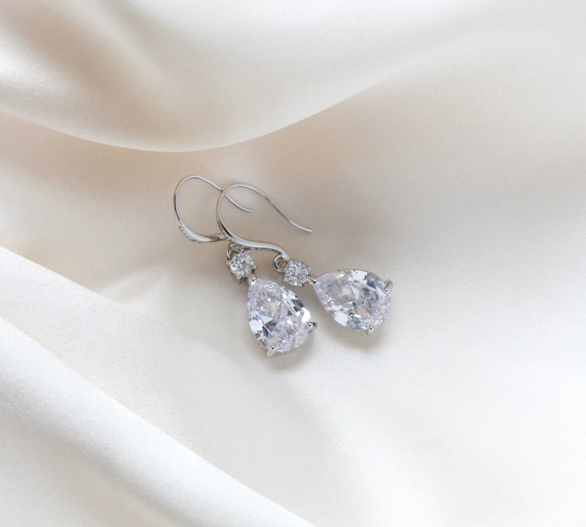 Delicate tear drop style necklace and earring set - PEYTON - Treasures by Agnes