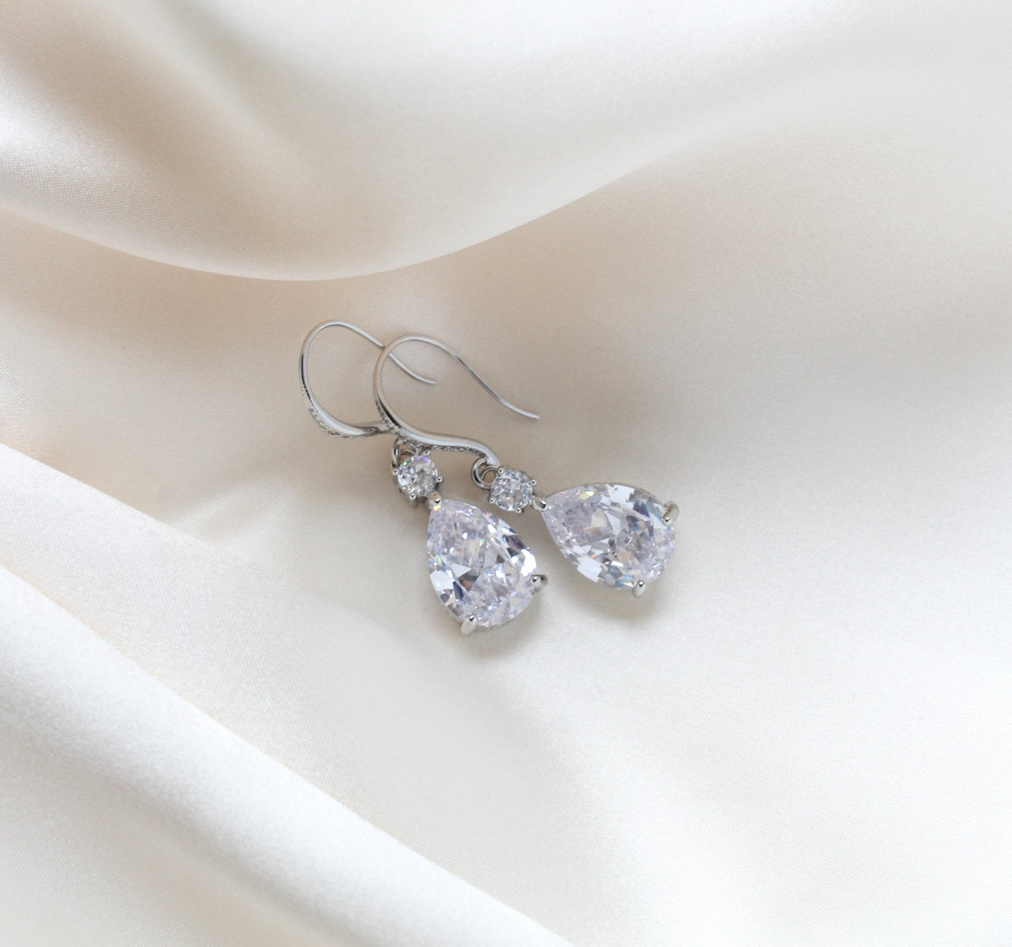 Delicate tear drop style necklace and earring set - PEYTON - Treasures by Agnes
