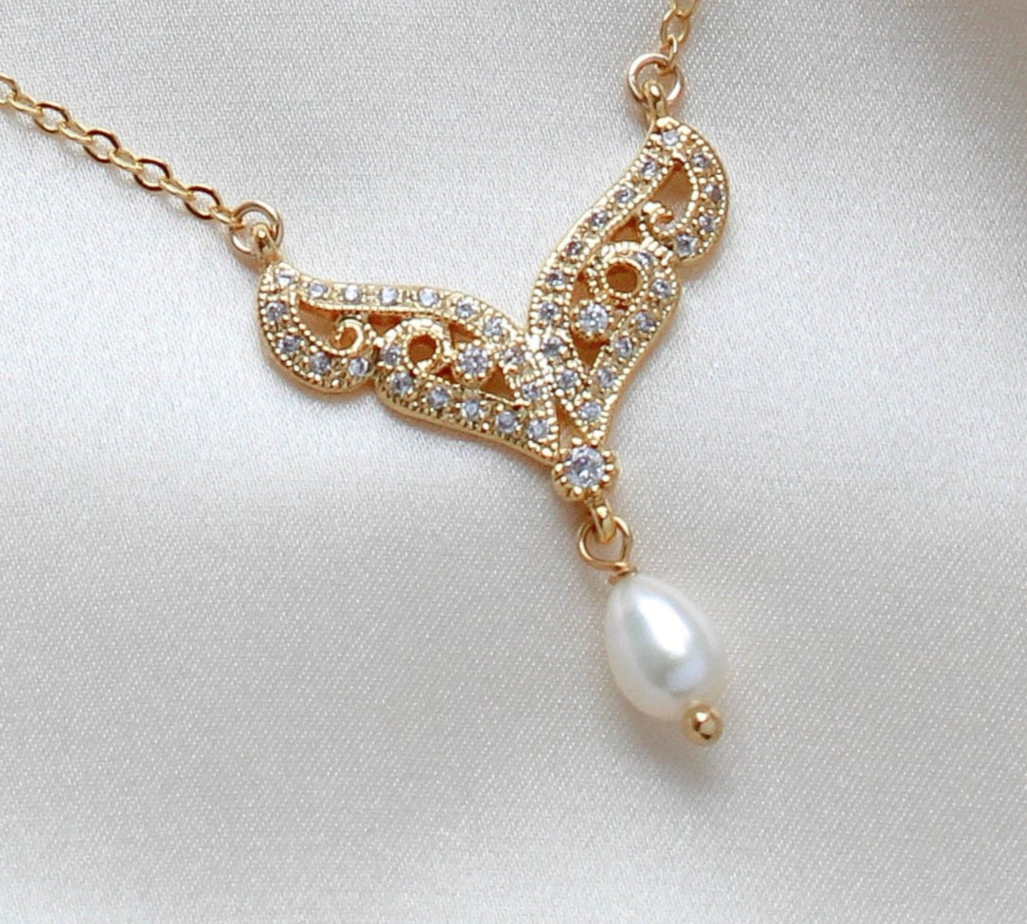 Gold pendant necklace with pearl drop - BLAIRE - Treasures by Agnes