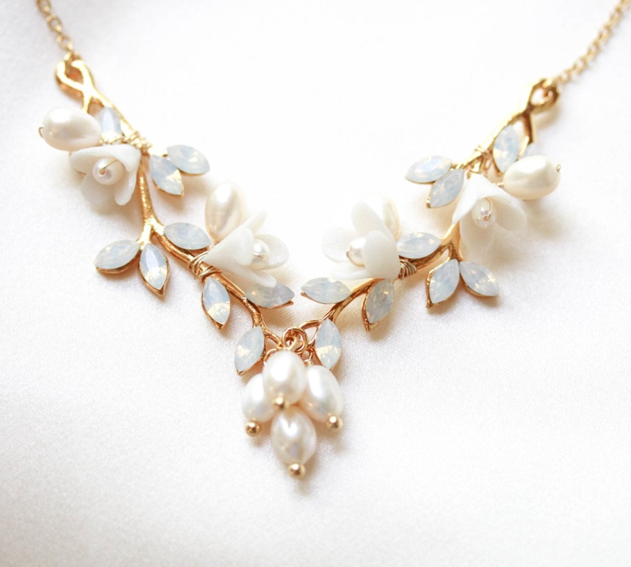 Floral necklace with freshwater pearls and crystals - LOLITA - Treasures by Agnes