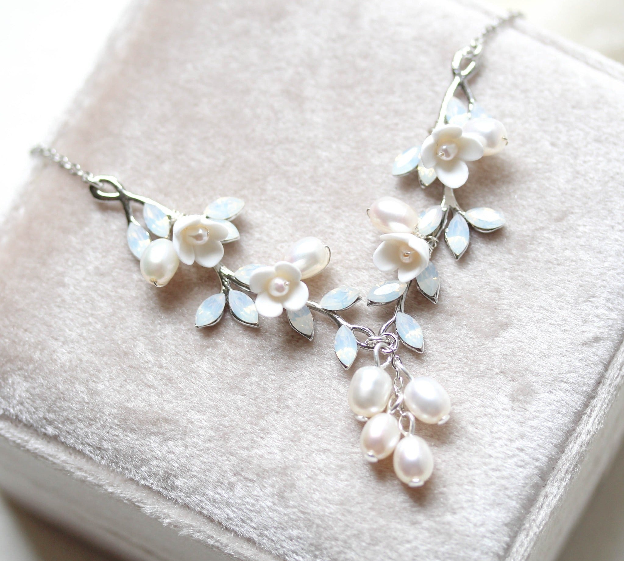 Floral necklace with freshwater pearls and crystals - LOLITA - Treasures by Agnes