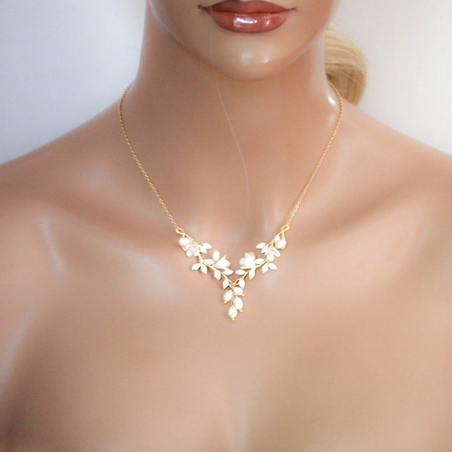 Floral necklace with freshwater pearls and crystals - LOLITA - Treasures by Agnes