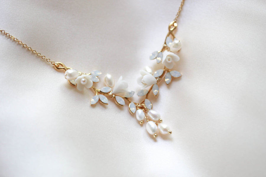 Floral necklace with freshwater pearls and crystals - LOLITA - Treasures by Agnes