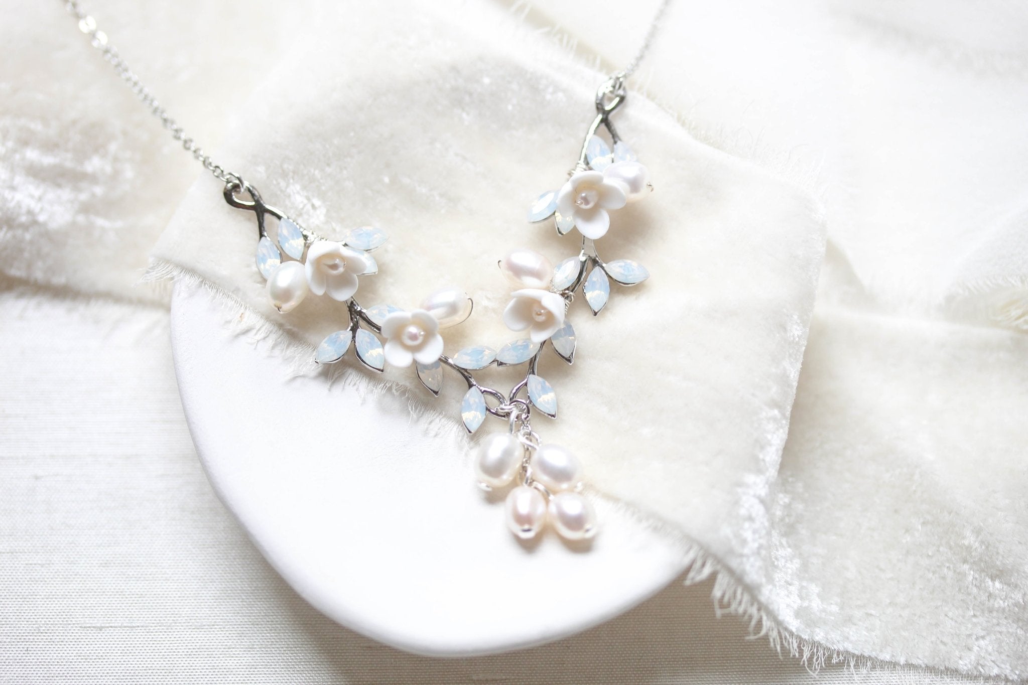 Floral necklace with freshwater pearls and crystals - LOLITA - Treasures by Agnes