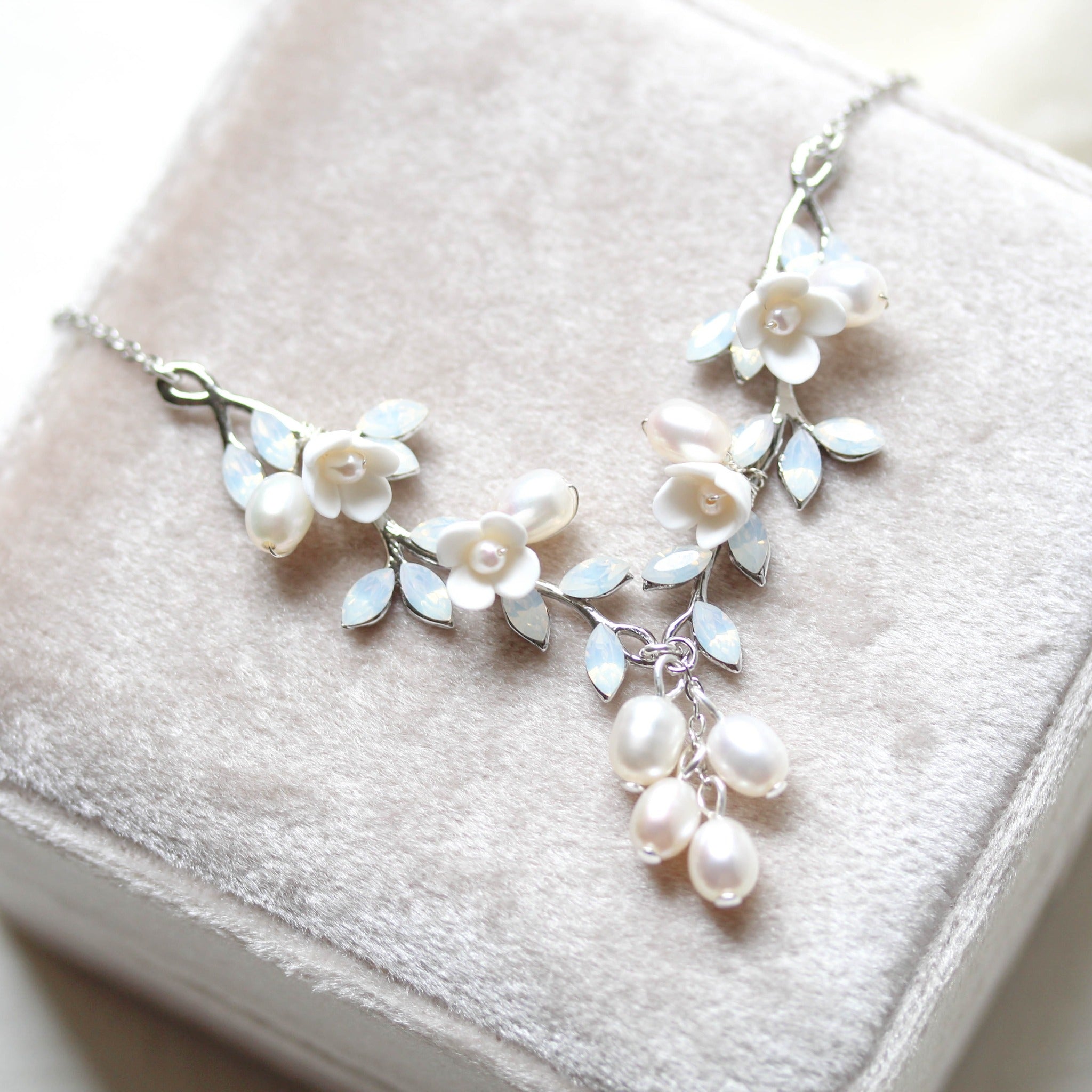 Floral necklace with freshwater pearls and crystals - LOLITA - Treasures by Agnes