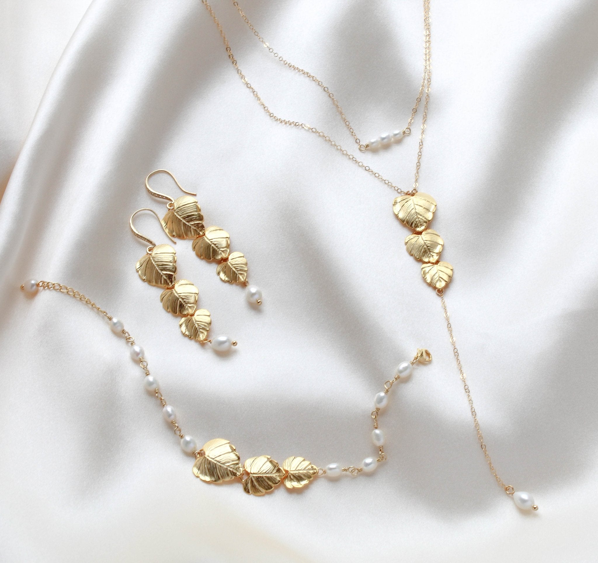Gold bridal back necklace with freshwater pearls - DELANEY - Treasures by Agnes