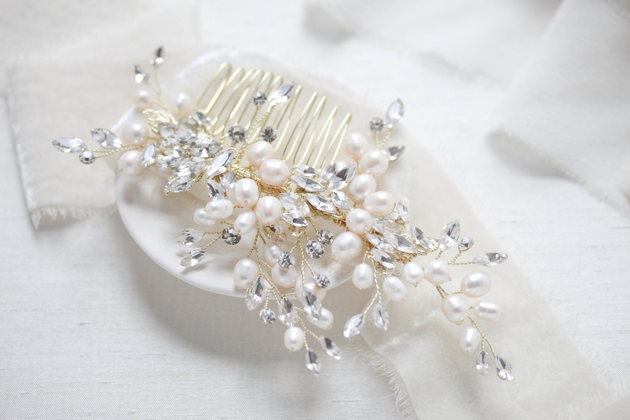 Pearl and crystal bridal hair comb - MADDIE - Treasures by Agnes