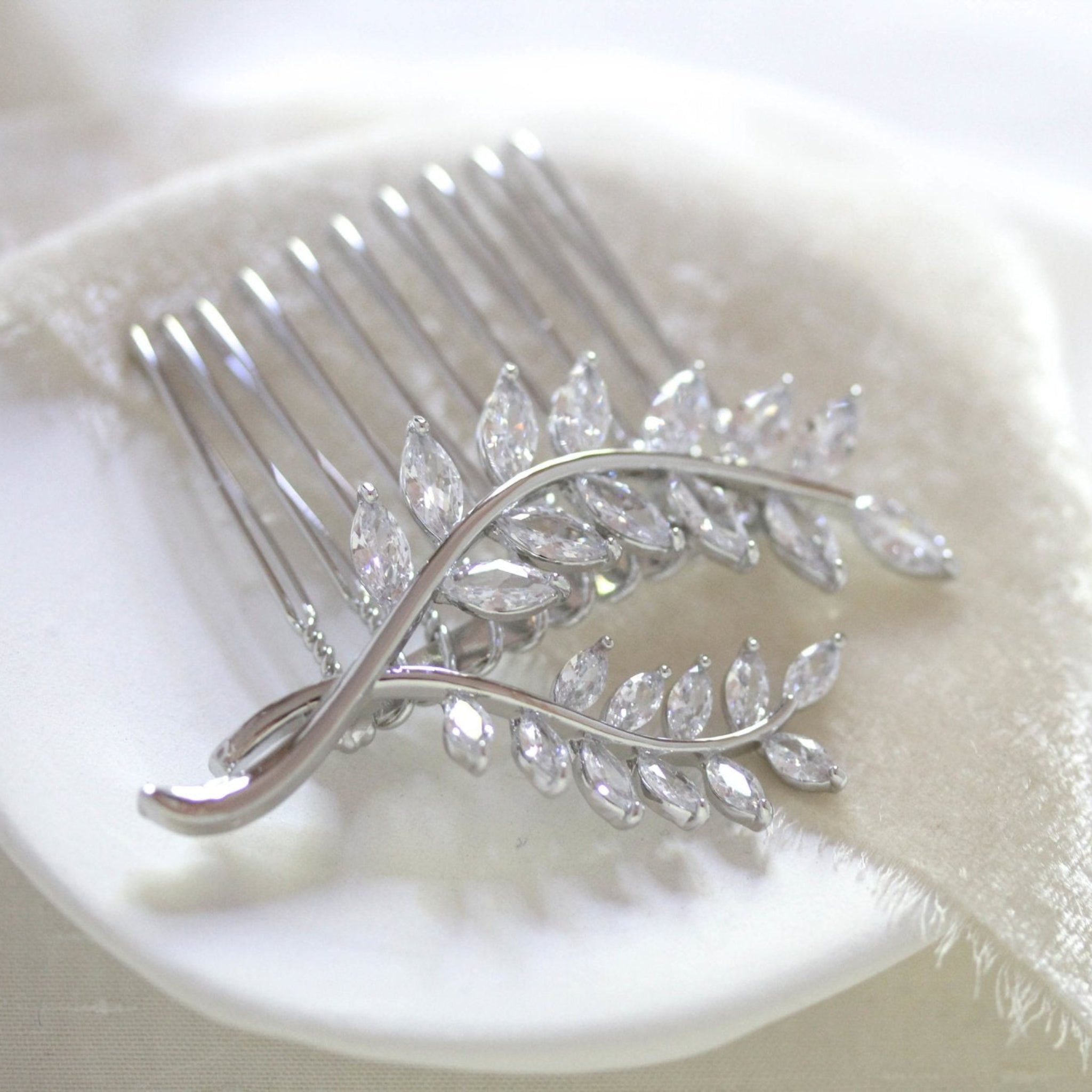 Small silver Bridal hair comb - APRILLE - Treasures by Agnes